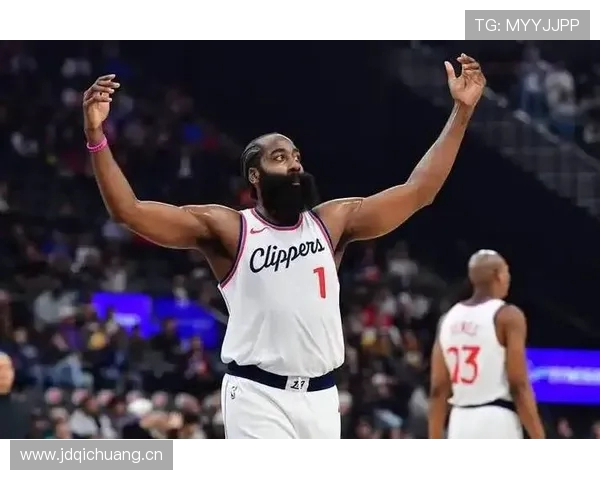 恩比德虽坐板凳却见证队友逆转精彩时刻贡献25分7篮板5助攻致敬登哥